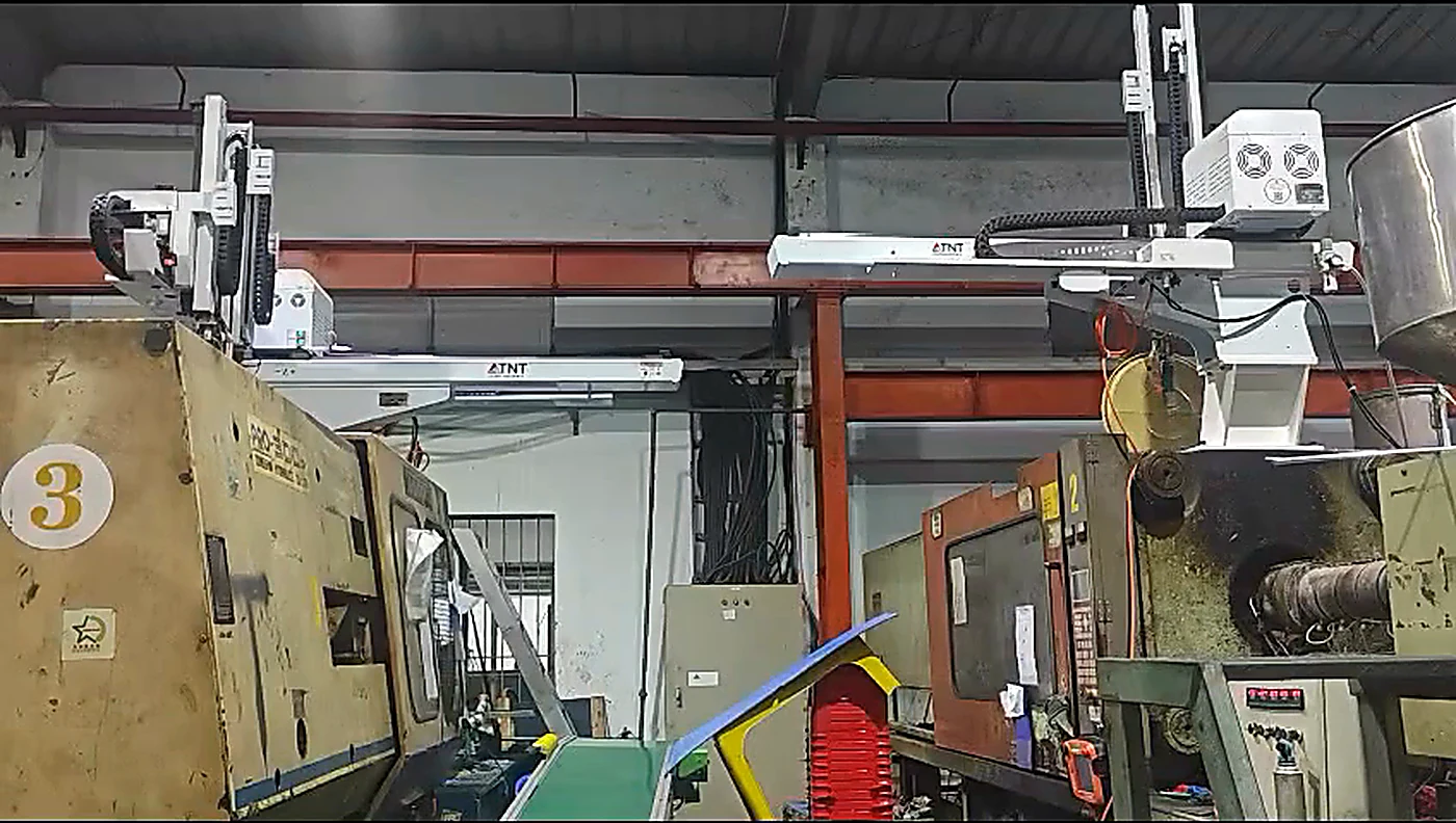 Robot TNT lắp trên máy ép nhựa cũ tại xưởng đồ gia dụng miền Nam