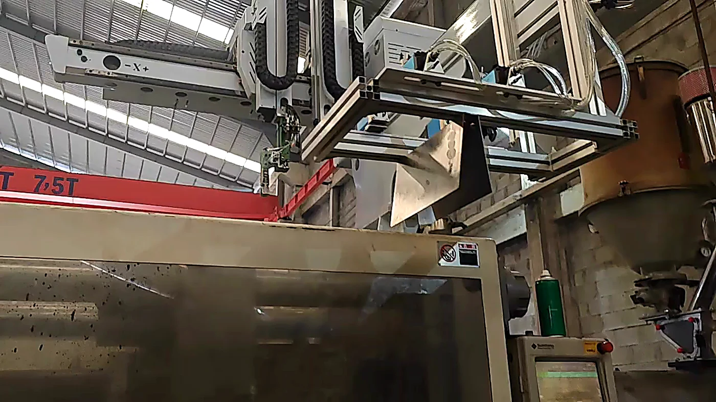 Robot gắp sản phẩm kẹp GHÍP ra khỏi khuôn