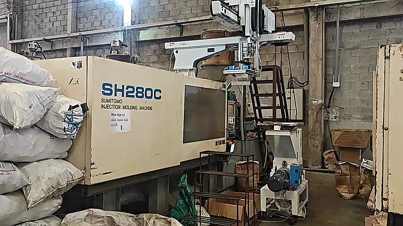 Robot TNT lắp trên máy ép nhựa cũ tại xưởng kẹp GHÍP