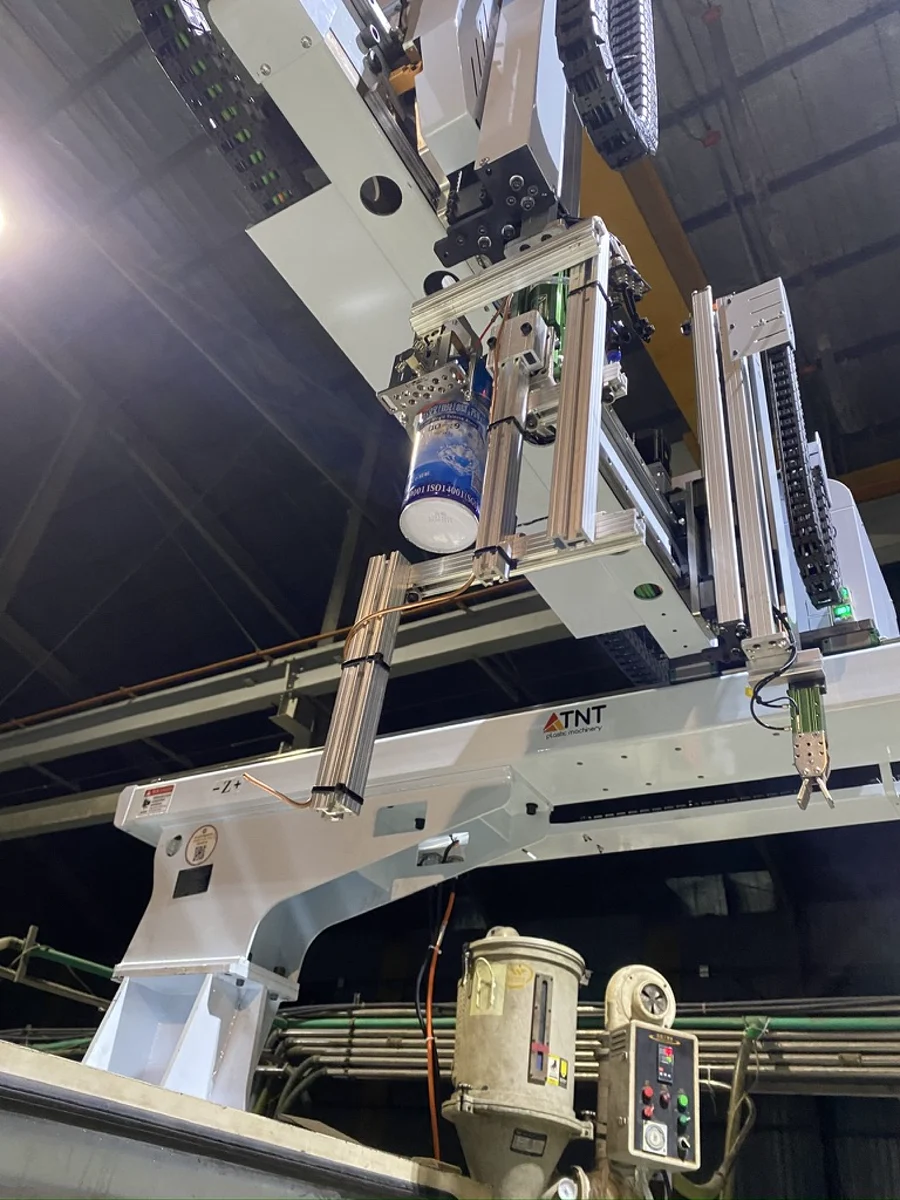 Cụm đầu xịt silicon gắn trên robot TNT, bình silicon treo ngay trên tay máy
