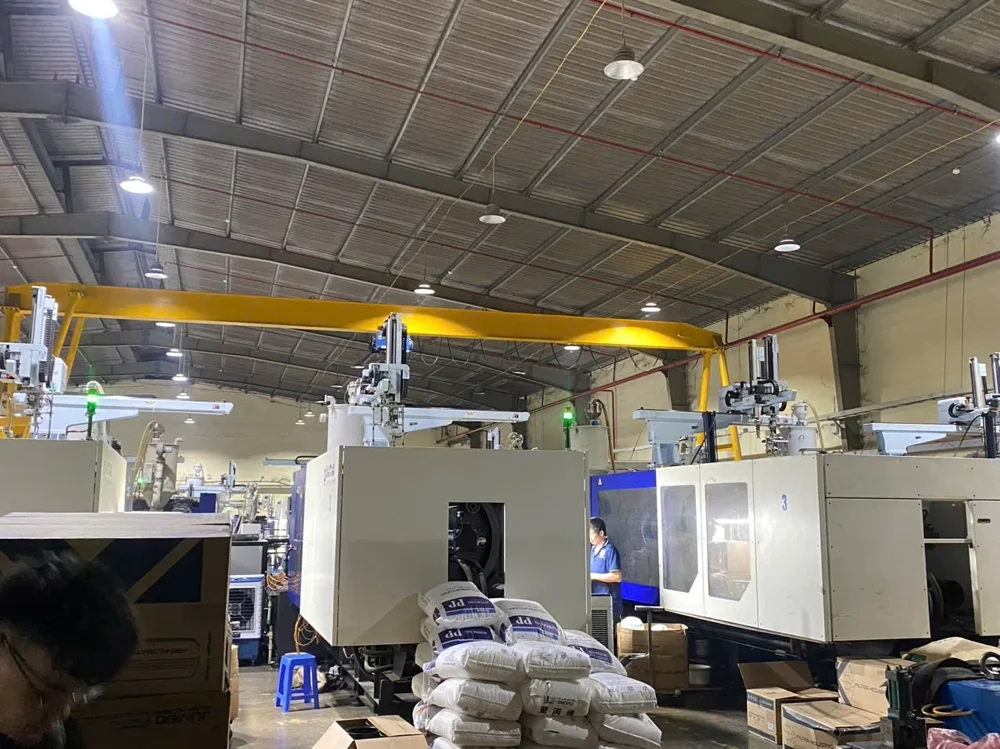 Toàn cảnh xưởng: các máy ép nhựa đã lắp robot TNT phía trên