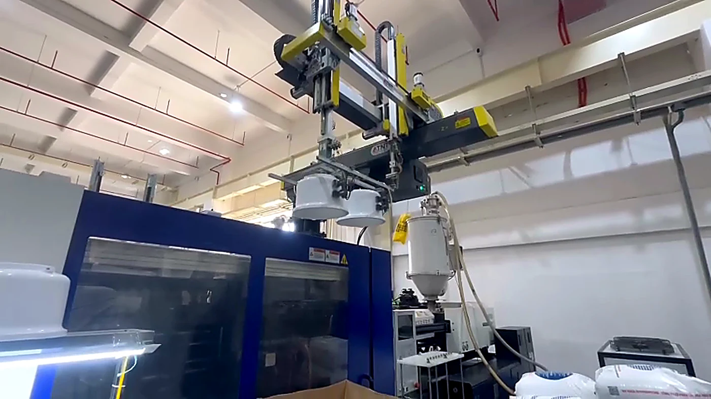 Bình tích áp máy lọc nước vừa ép xong, còn trong tay robot